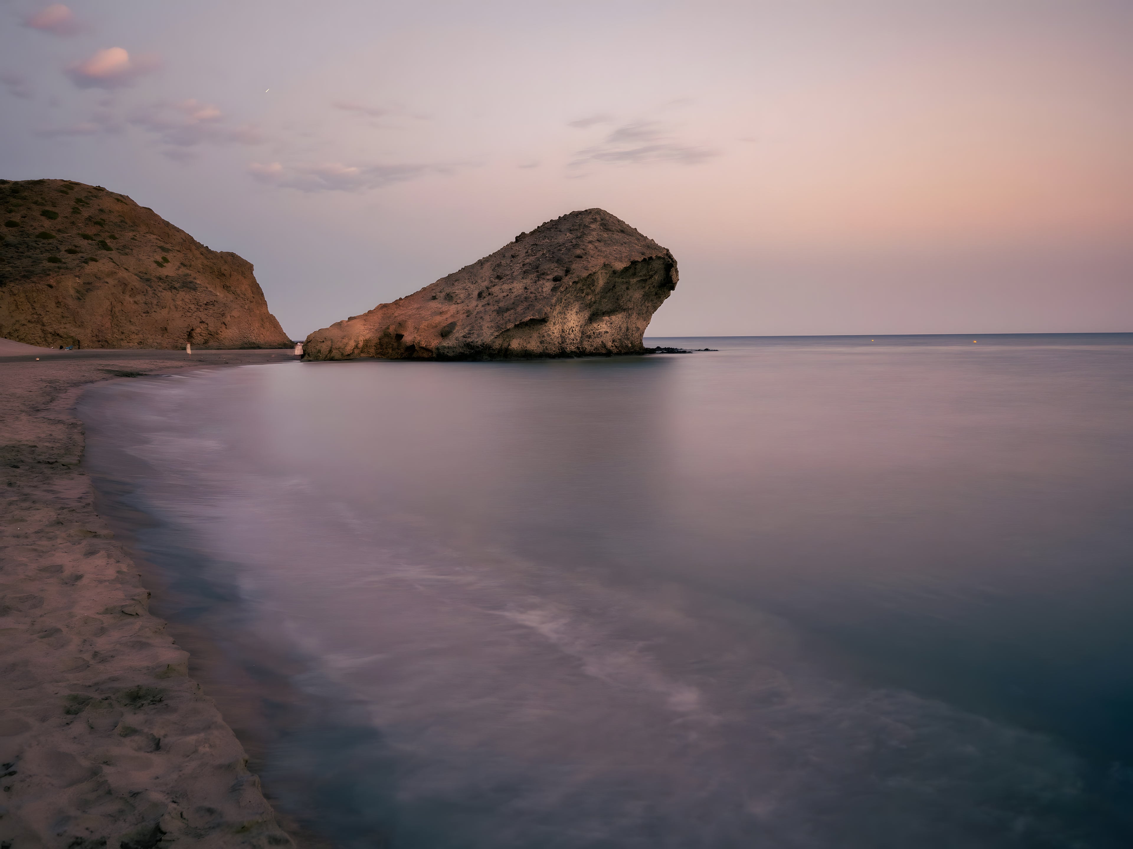Plage de Mónsul au coucher du soleil, dans le parc naturel de Cabo de Gata