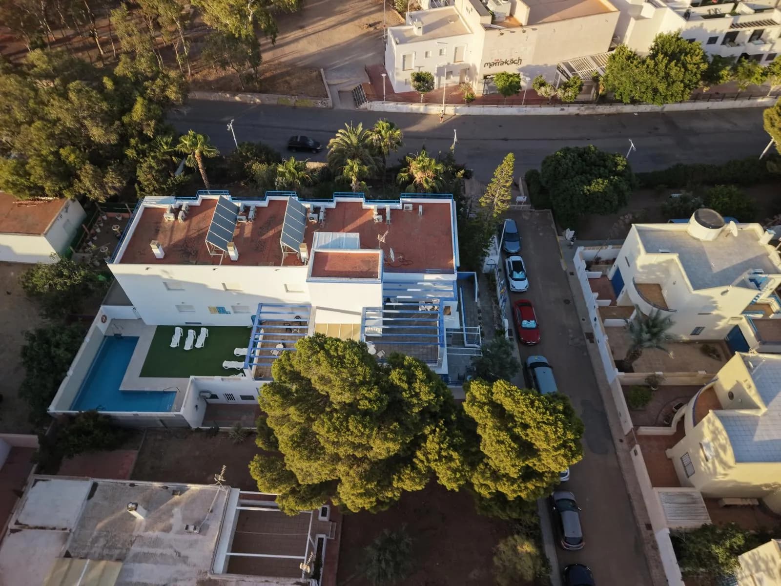 Vue aérienne de l'hostal avec sa piscine et son solarium