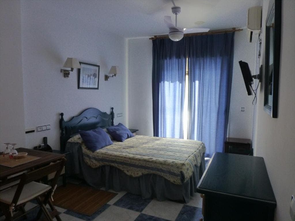 Chambre douillette avec rideaux bleus