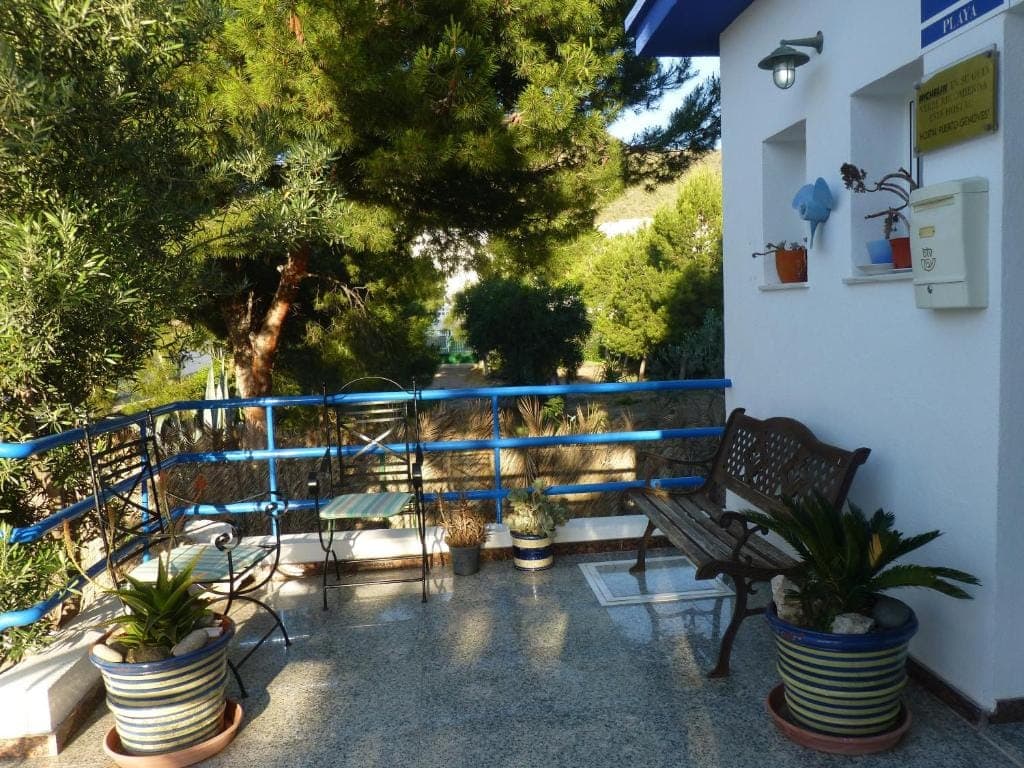 Terrasse avec balustrades bleues et plantes